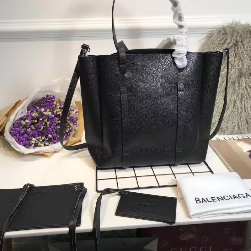 Close-up on silver-tone hardware of Balenciaga Everyday Tote M Calfskin with Handles-Black