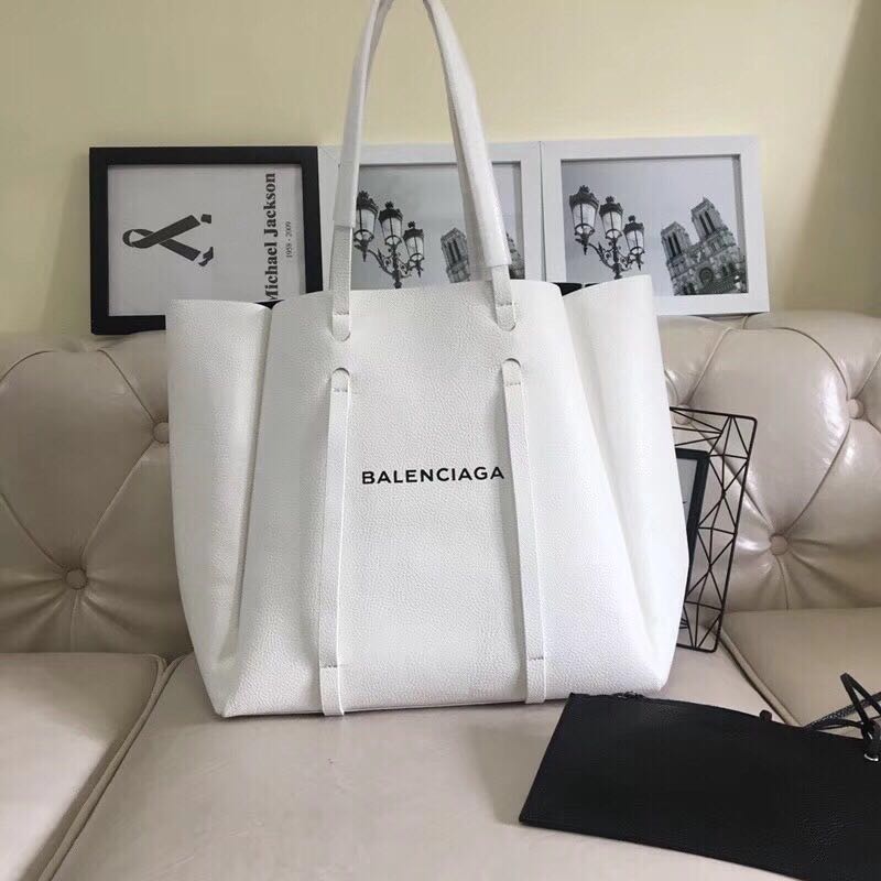 Close-up on white calfskin and silver hardware of Balenciaga Everyday Tote M
