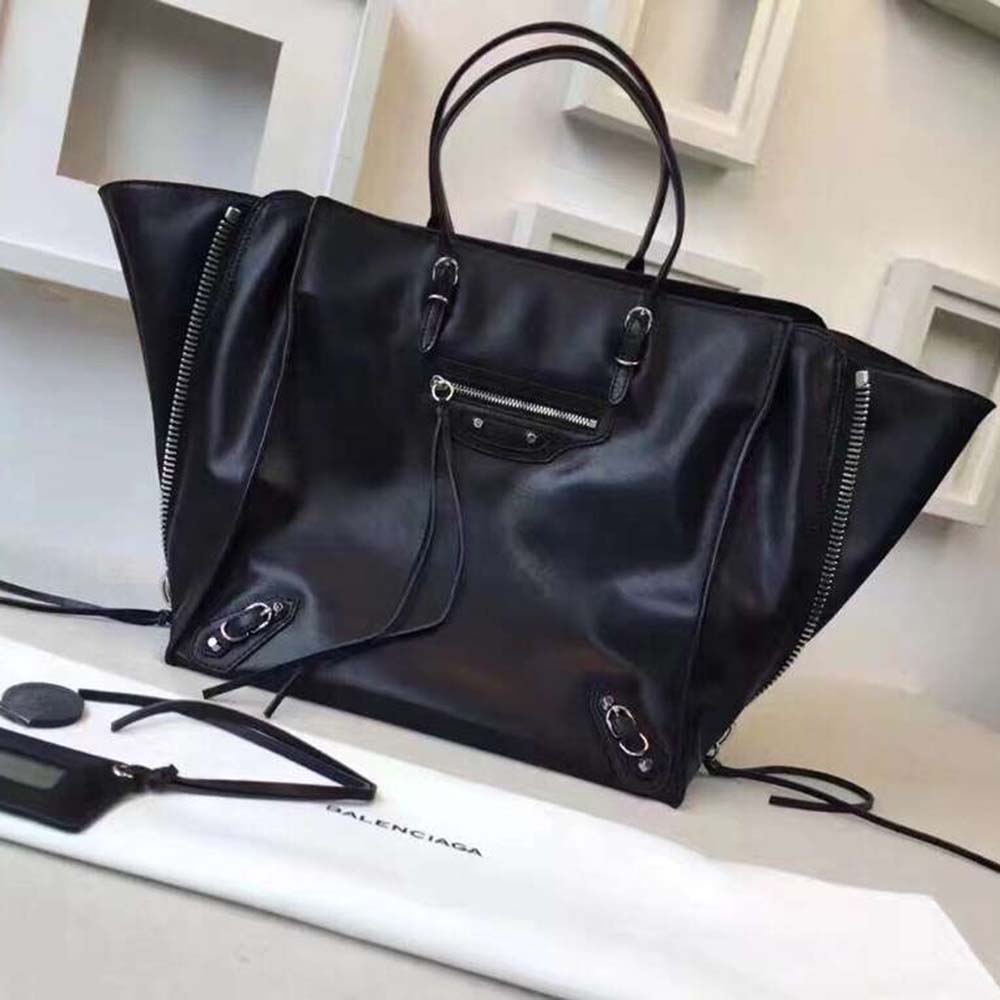 Close-up of zip-around closure and silver hardware on Balenciaga Women Papier A6
