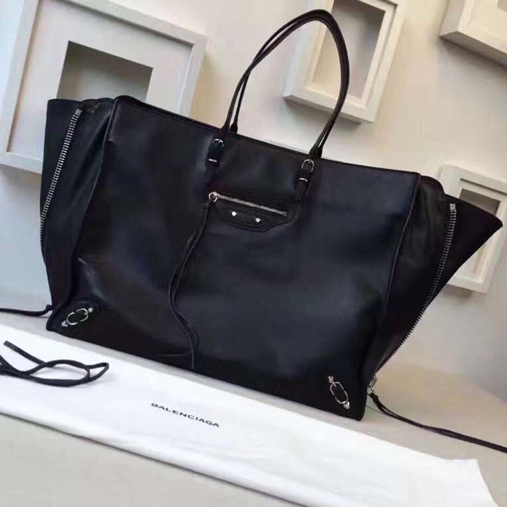 Close-up of zip closure and silver hardware on Balenciaga Women Papier B4 Tote