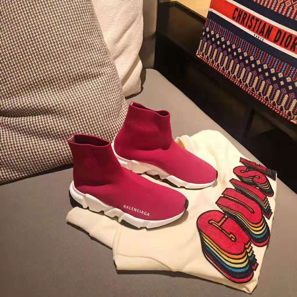 Close-up on knit texture and Balenciaga logo on Speed Trainers rose color