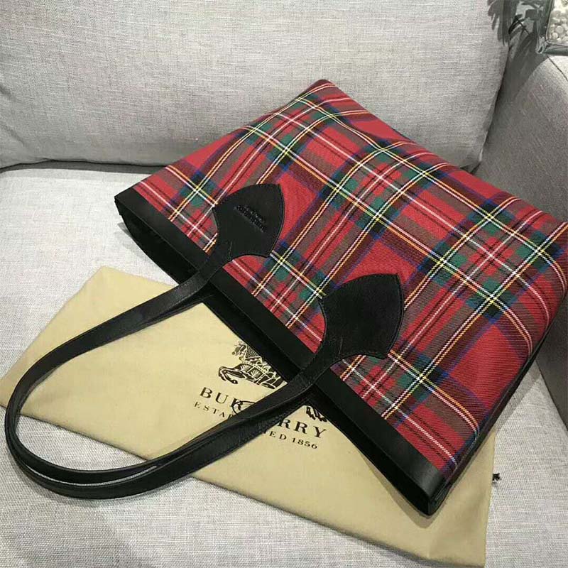 Burberry Unisex The Medium Giant Reversible Tote in Vintage Check - image 5