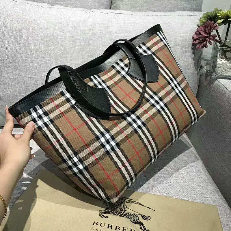 Burberry Unisex The Medium Giant Reversible Tote in Vintage Check - image 4