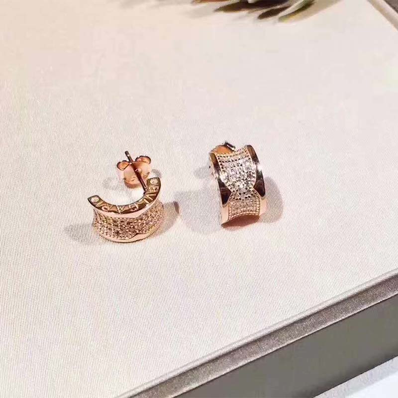 Close-up on pavé diamond details of Bvlgari Women B.zero1 Earrings in rose gold