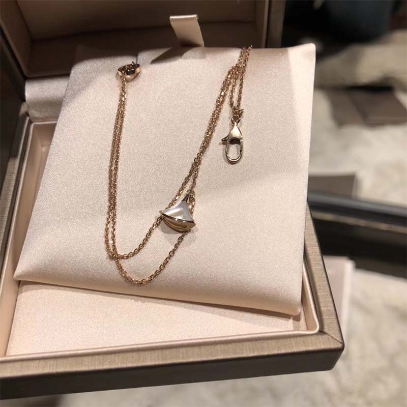 Side view of Bvlgari Women Divas’ Dream Bracelet curved silhouette