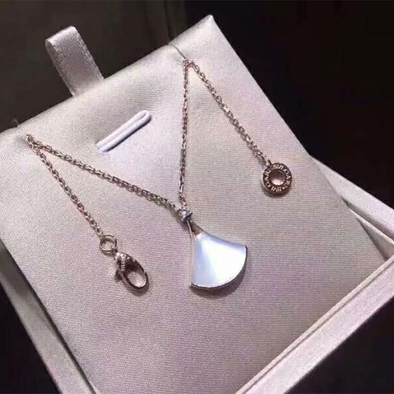Side view showing white gold finish of Bvlgari Women Divas’ Dream Necklace
