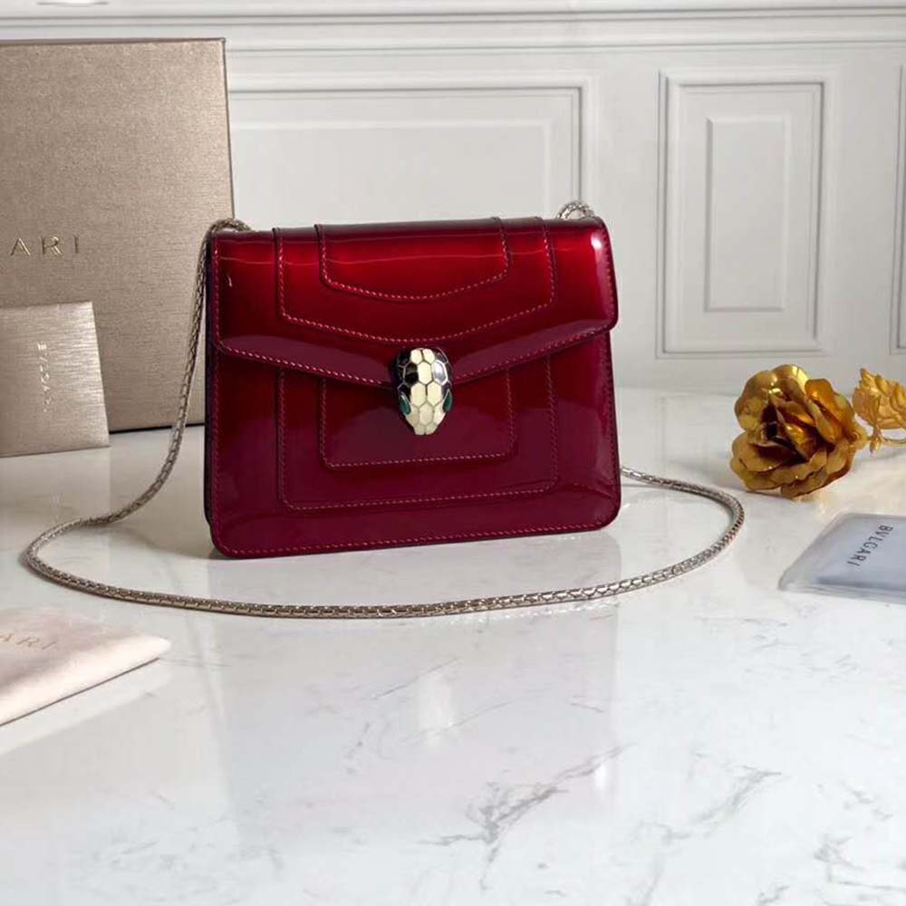 Close-up of gold-tone serpent head clasp on Bvlgari Women Serpenti Forever Flap Cover-Red