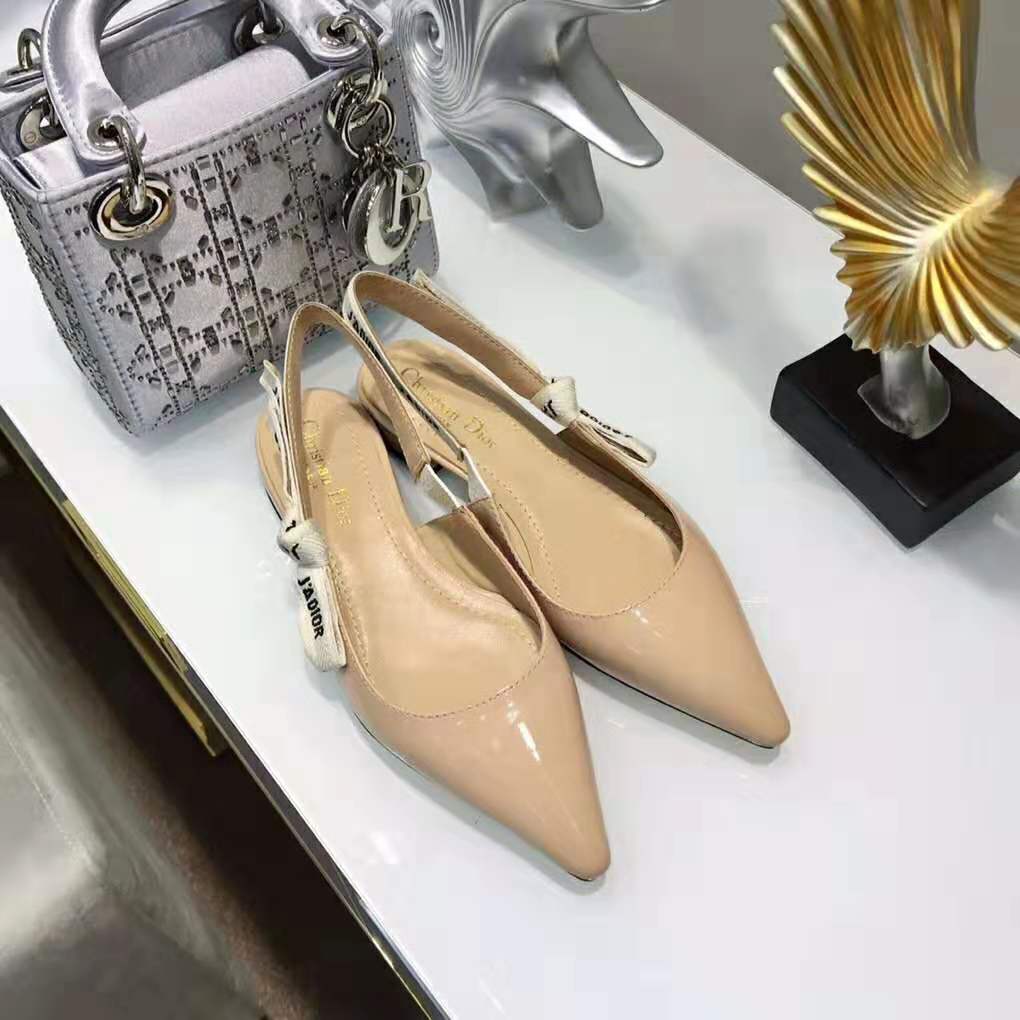 Top view showcasing glossy patent leather and 1cm heel detail