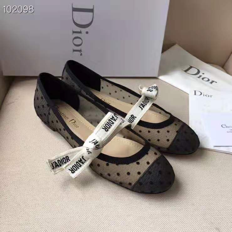Close-up of signature J’Adior bow detail on black dotted tulle pump