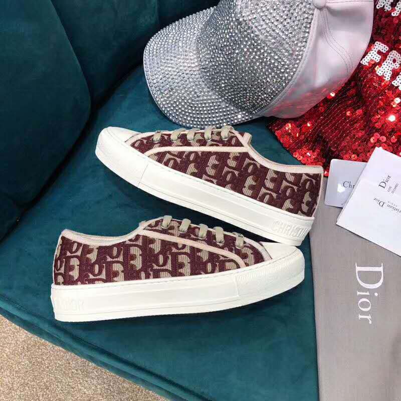 Close-up on red Oblique embroidery detail on Dior Women Shoes Walk’n’Dior Sneaker