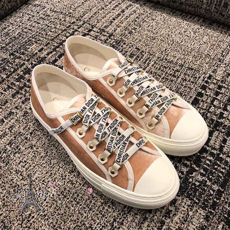 Close-up of signature Dior metal logo on Walk’n’Dior Velvet Sneaker-Pink heel