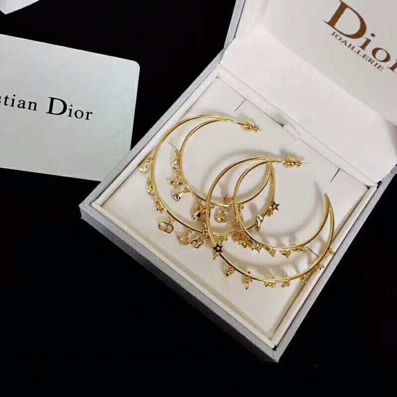 Dior Women Sous Les Etoiles Earrings worn with glowing light reflection