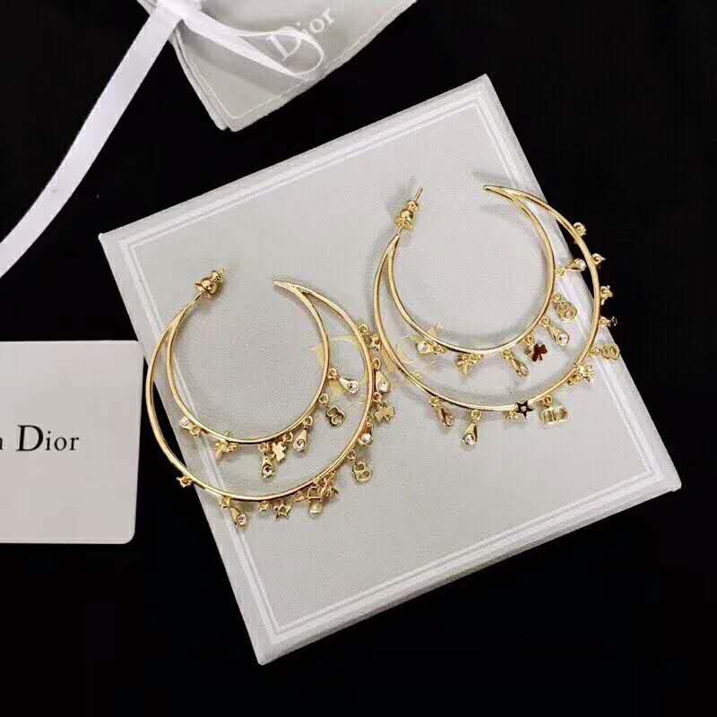 Side angle of Dior Women Sous Les Etoiles Earrings medium hoop silhouette