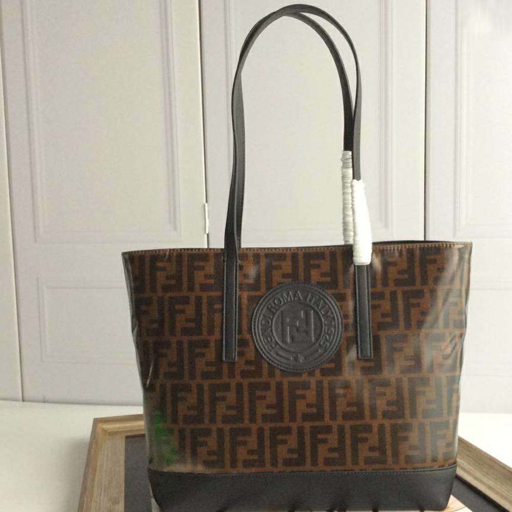 Close-up of gold-tone hardware on Fendi Women Shopping Logo Leather Shopper-Black
