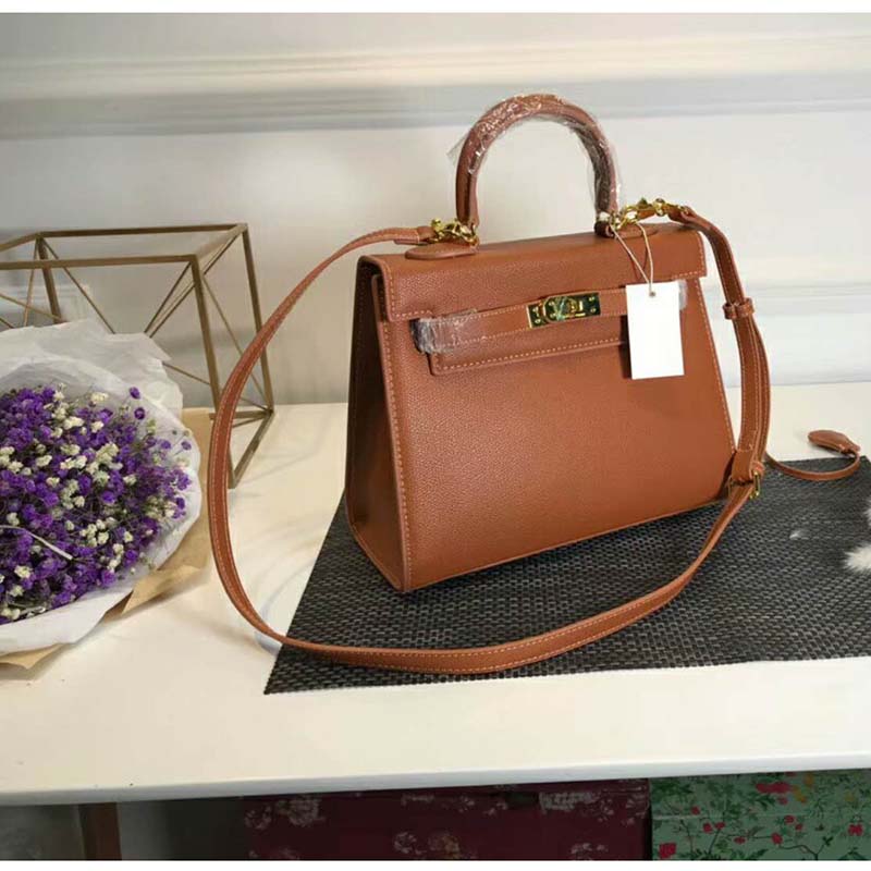 Close-up on gold-tone turn-lock clasp of Hermes Kelly Sellier 32 Bag