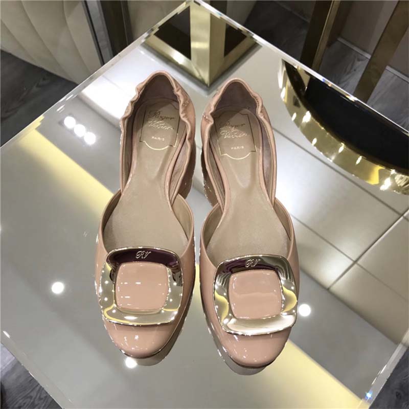 Close-up on silver square buckle detail of Roger Vivier Women Chips Ballerinas