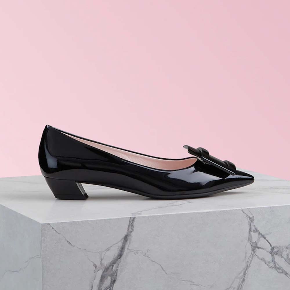 Side view of Roger Vivier Women Gommettine Ballerinas-Black showing silhouette