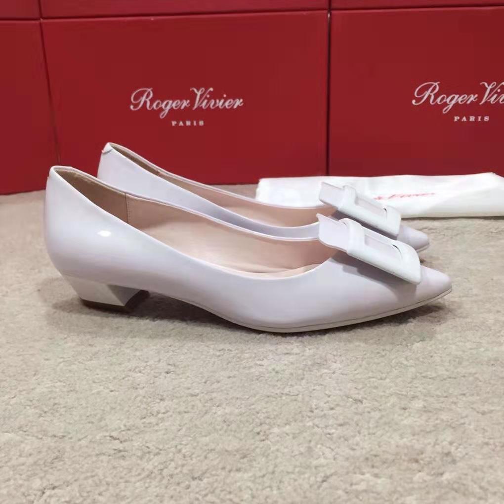 Close-up of pyramid stud detail on Roger Vivier Women Gommettine Ballerinas-White