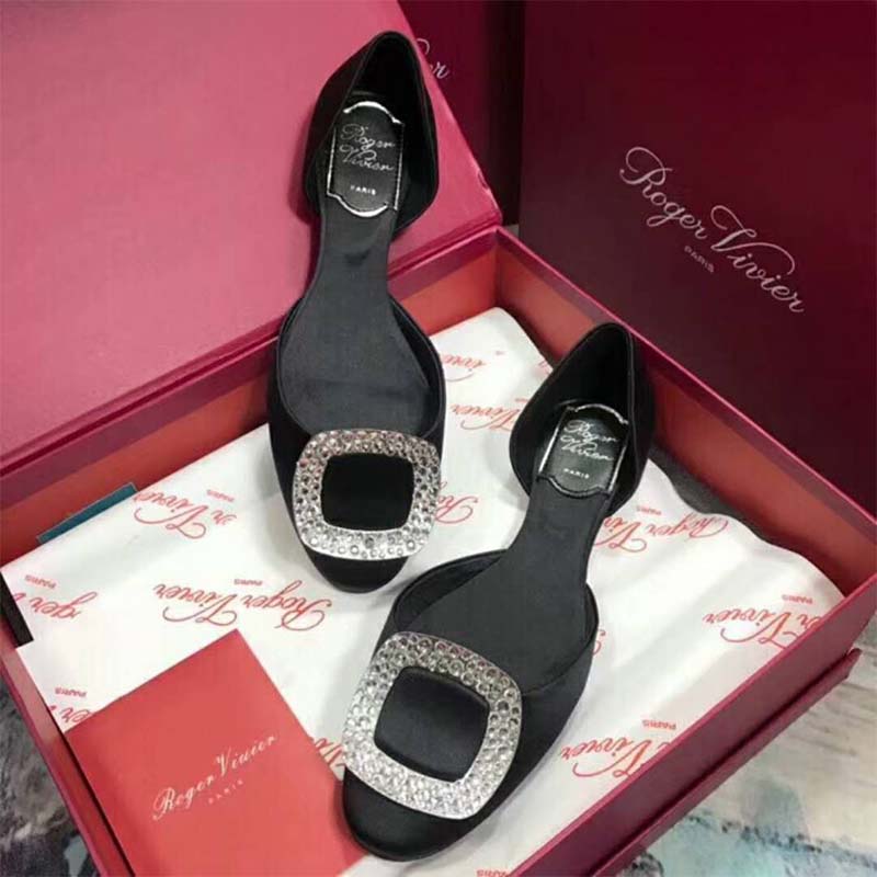 Close-up of signature buckle detail on Roger Vivier Women Shoes Chips Ballerinas-Black