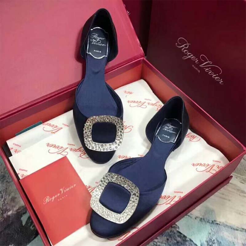 Top view detail of Roger Vivier Women Shoes Chips Ballerinas-Navy leather texture