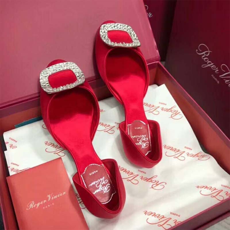 Close-up of silver buckle on Roger Vivier Women Shoes Chips Ballerinas-Red