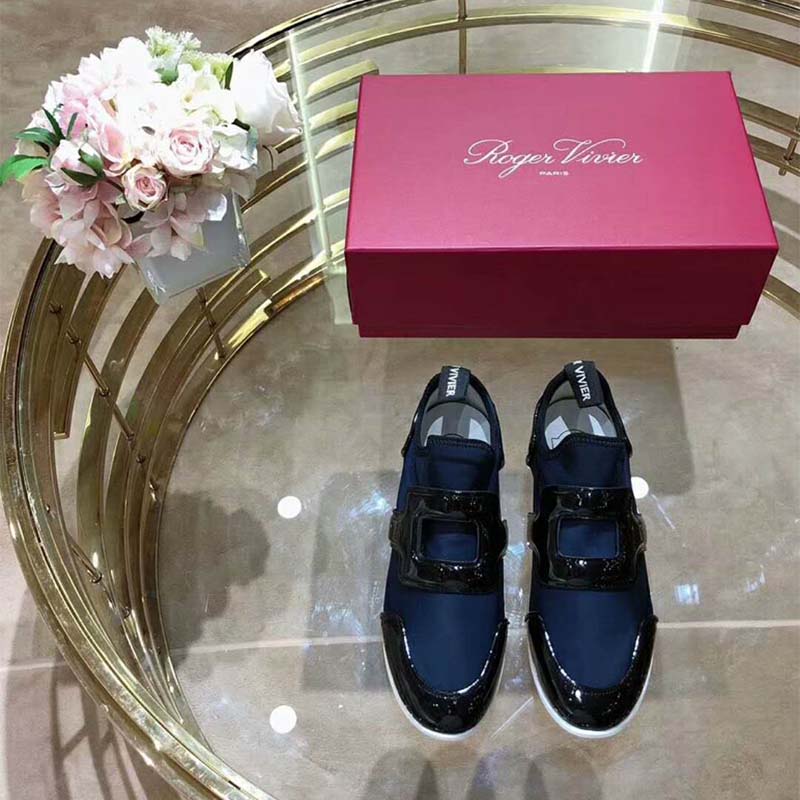 Close-up on silver buckle detail of Roger Vivier Women Shoes Sporty Viv’ Leather Buckle-Navy