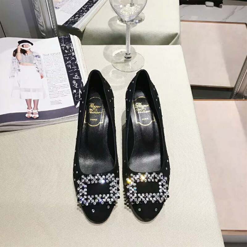 Close-up on crystal buckle detail of Roger Vivier Women Shoes Vertigo Diadem Dots Pumps