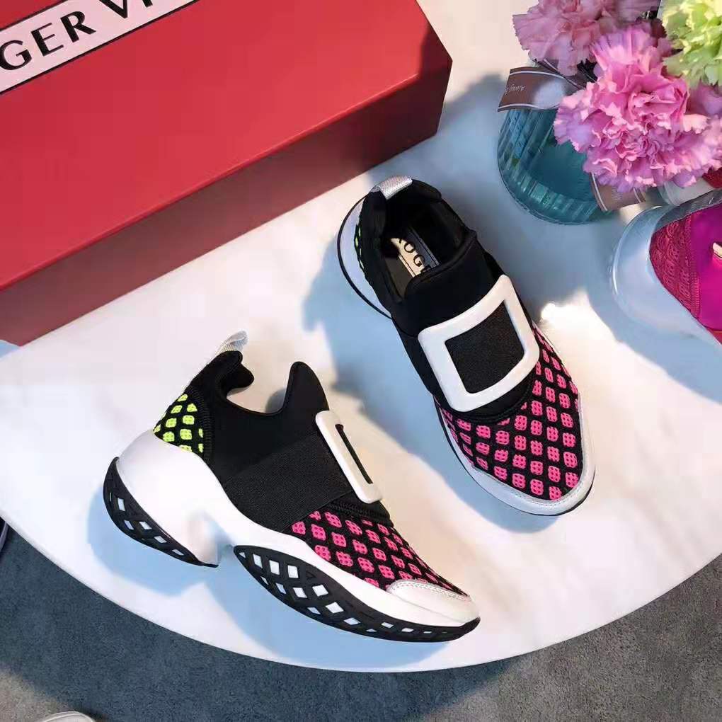 Close-up of the leather and signature buckle on Viv’ Run Sneakers-Pink