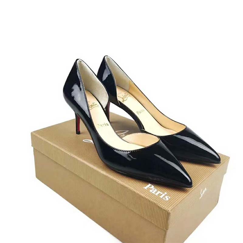 Close-up on gold buckle and black leather on Lriza 70mm heels