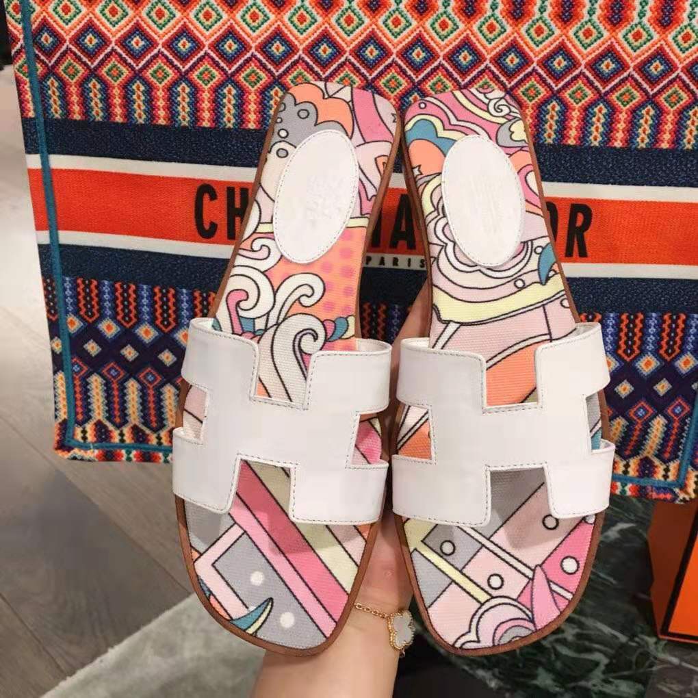 Hermes Women Oran Sandal in Cotton Canvas with “Faubourg Rainbow” Print -White - image 6