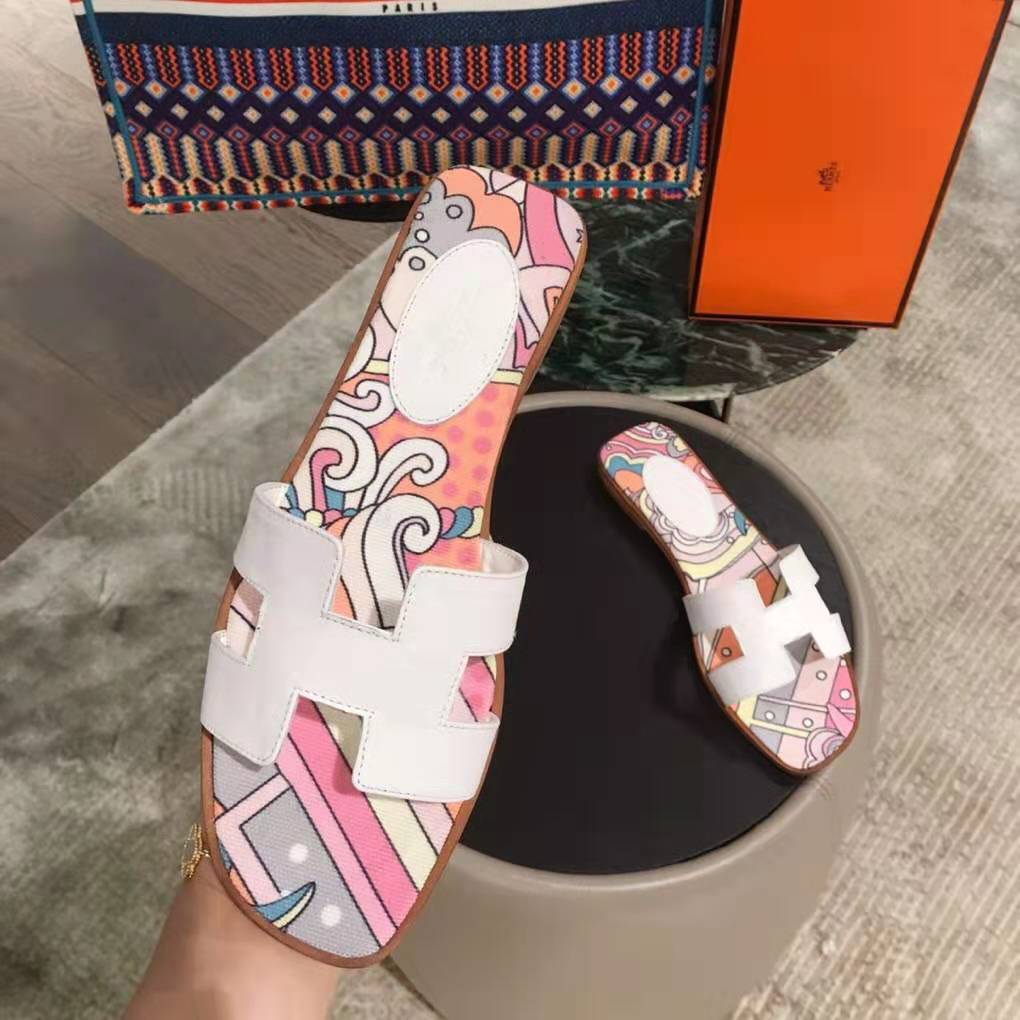 Hermes Women Oran Sandal in Cotton Canvas with “Faubourg Rainbow” Print -White - image 4