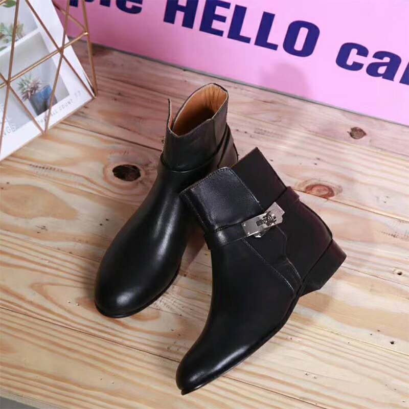 Close-up on stacked leather heel of Hermes Women Shoes Neo Ankle Boot-Black