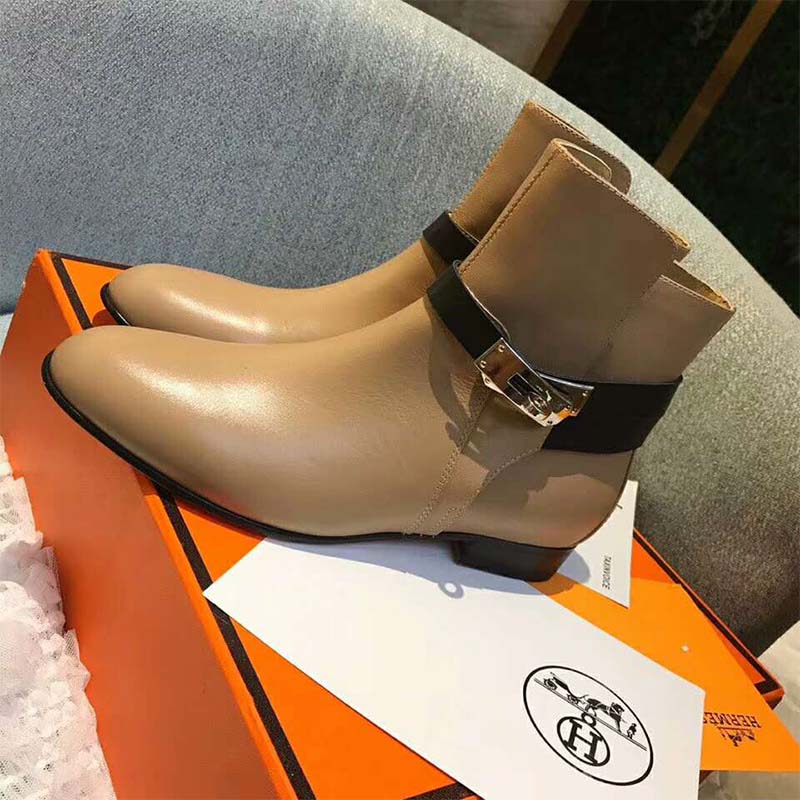 Close-up of brown calf leather texture on Hermes Women Shoes Neo Ankle Boot-Brown