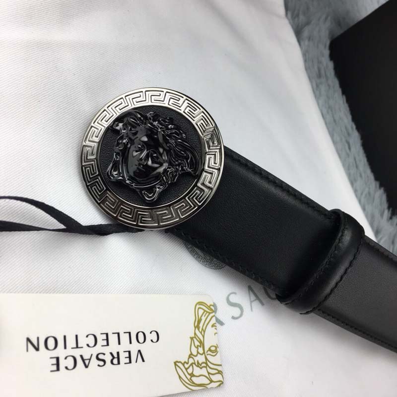 Close-up on gold Medusa hardware detail of Versace Men Medusa Greca Leather Belt-Black