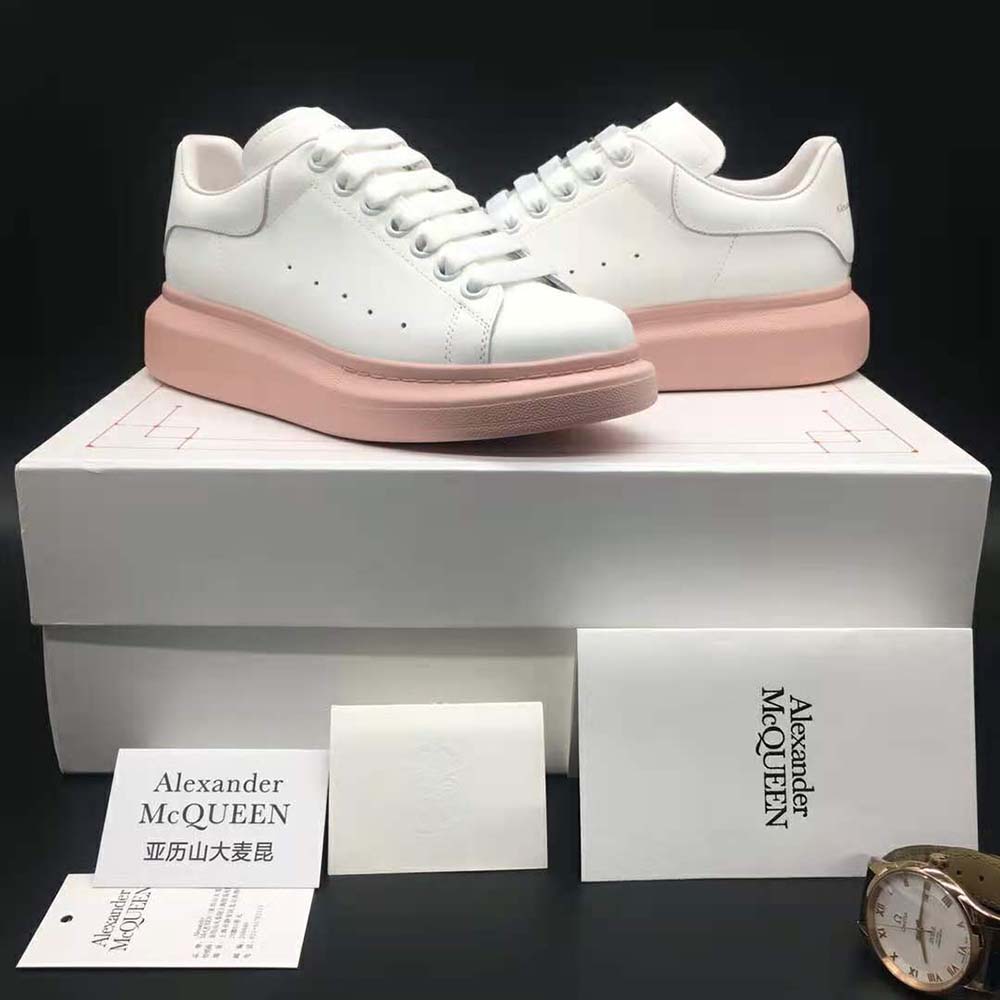 Close-up of pink heel tab and silver logo on Alexander Mcqueen Women Oversized Sneaker-Pink