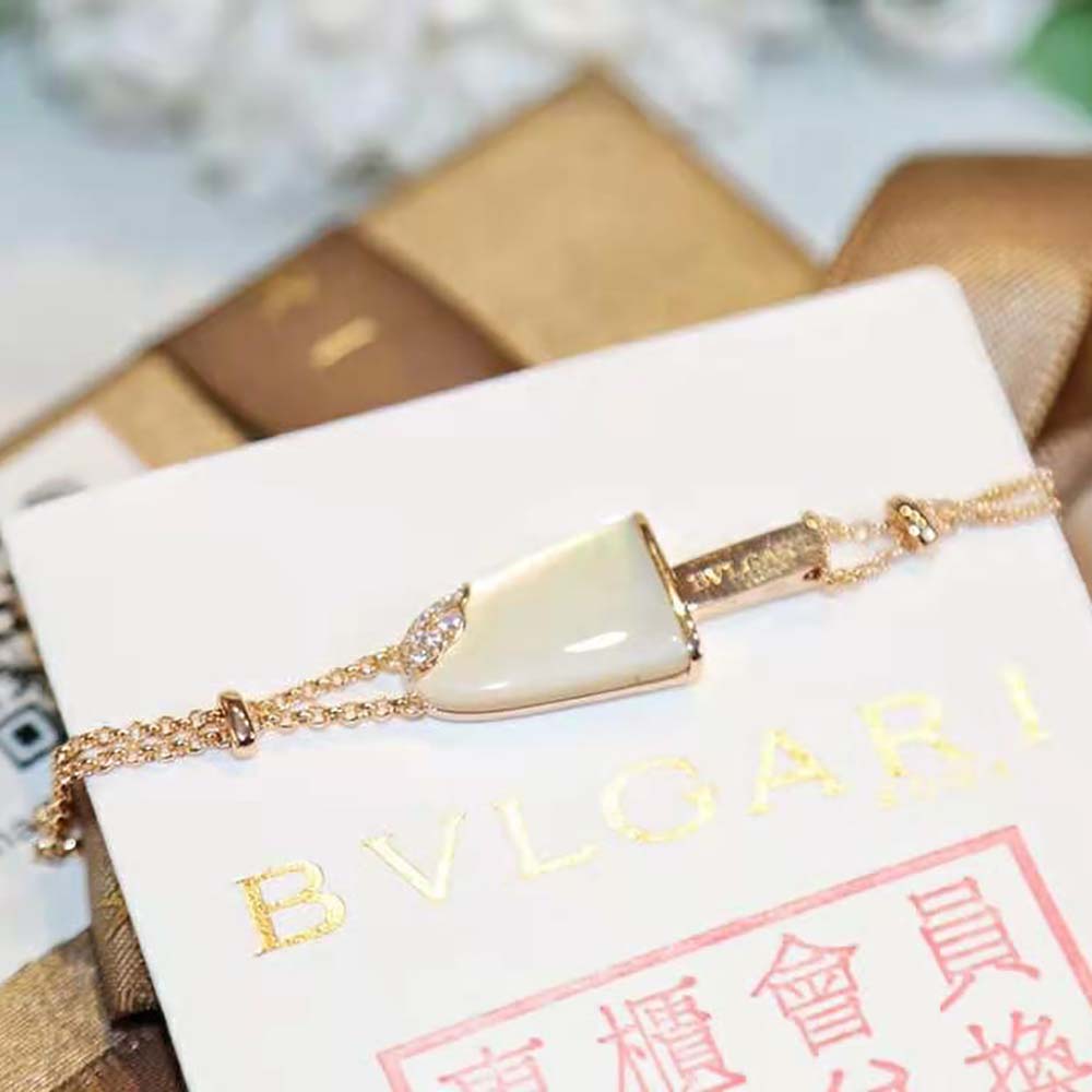 Bvlgari Women BVLGARI BVLGARI Gelati bracelet worn on wrist, white design