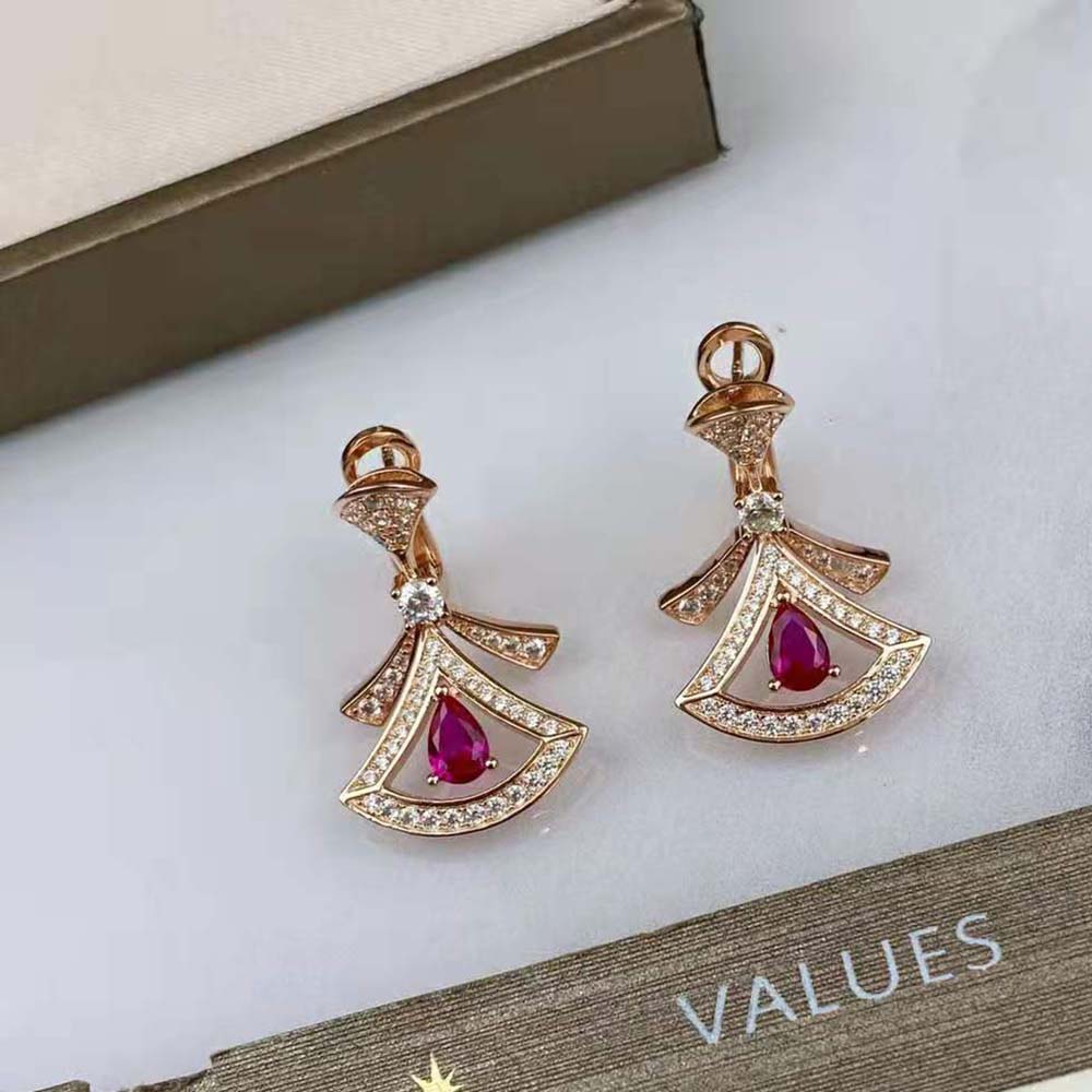 Close-up detail highlighting openwork craftsmanship on Bvlgari DIVAS’ DREAM earrings