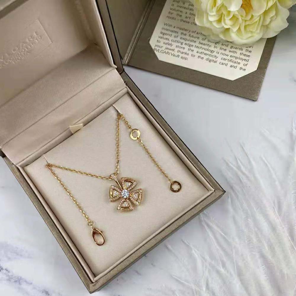 Side view of Bvlgari Women Fiorever 18 KT Rose Gold Necklace chain and clasp