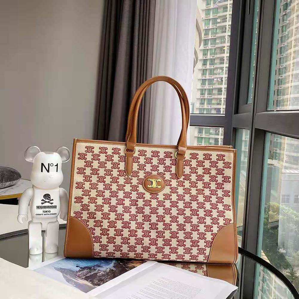 Close-up on gold-tone Triomphe hardware on Celine Women Horizontal Cabas