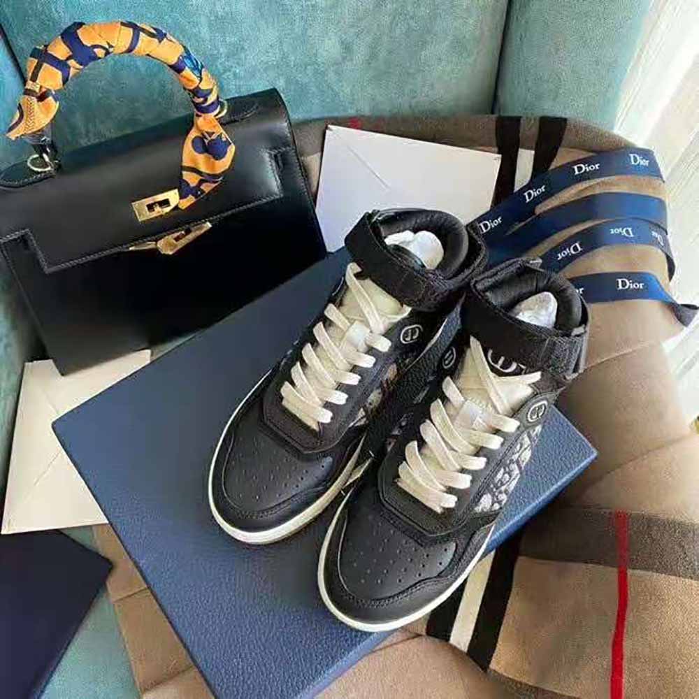 Close-up on laces and silver hardware of Dior Men B27 High-Top Sneaker Black