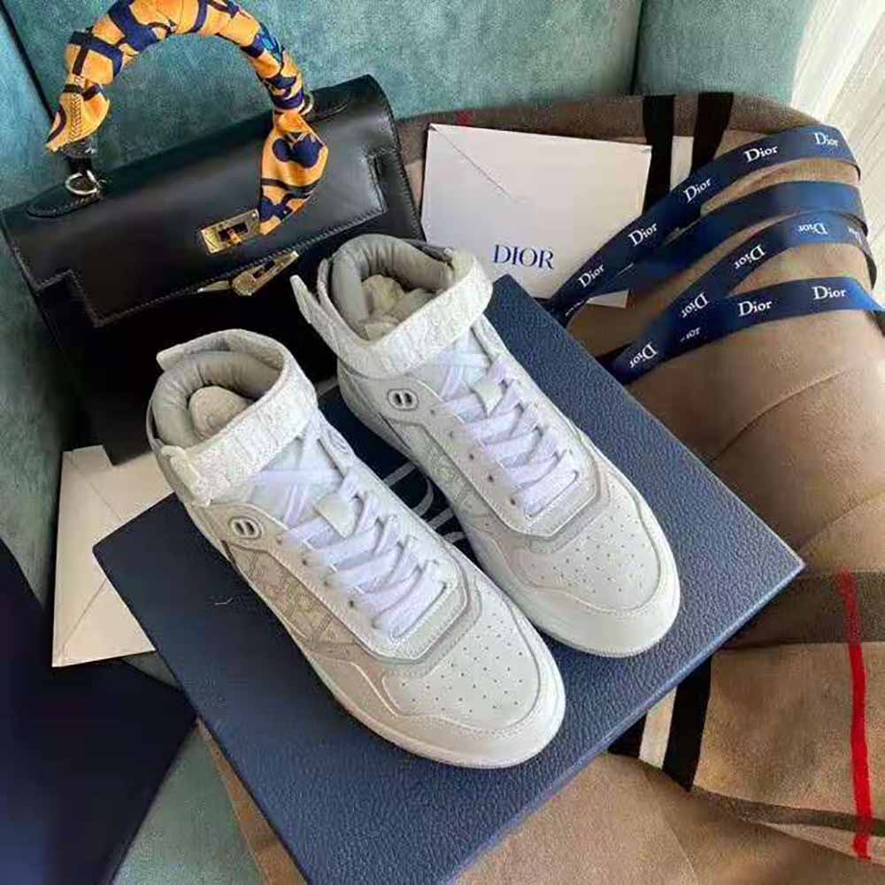 Close-up of smooth calfskin and Dior Oblique jacquard detailing on Dior Men B27 sneaker