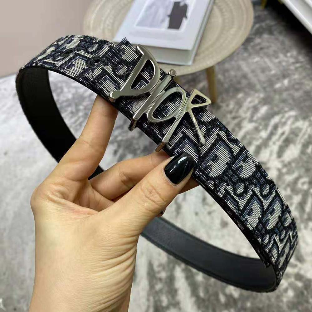 Close-up on Dior Oblique jacquard pattern and black calfskin of Dior Men belt