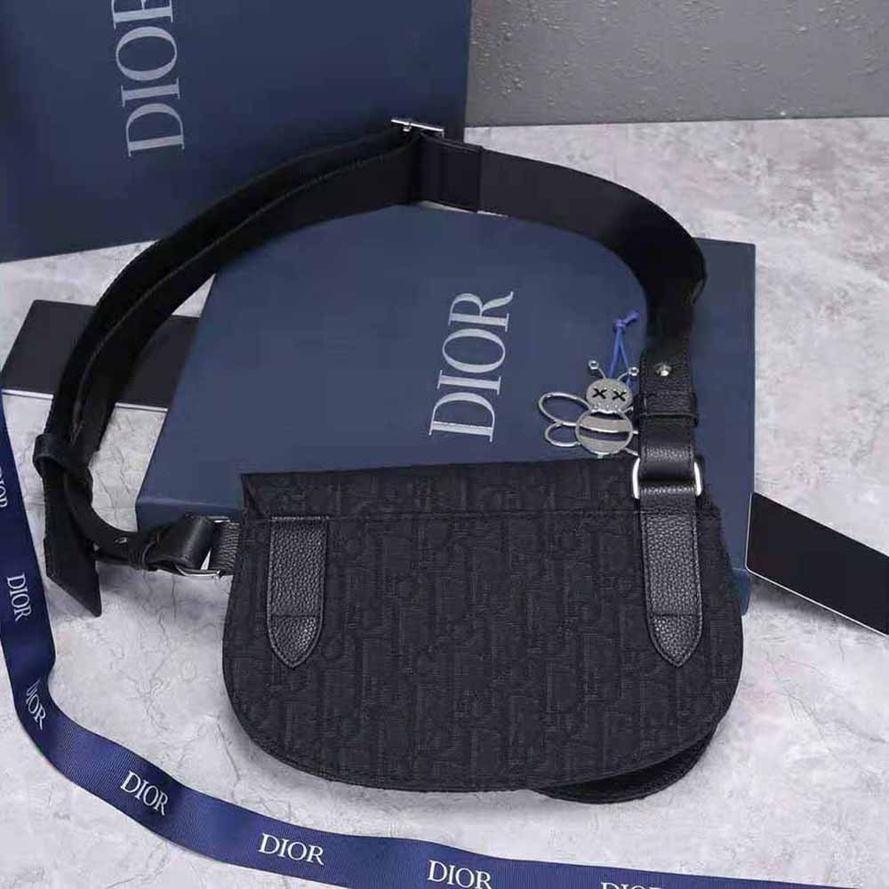 Side angle showing curved silhouette of Dior Men Saddle Pouch black