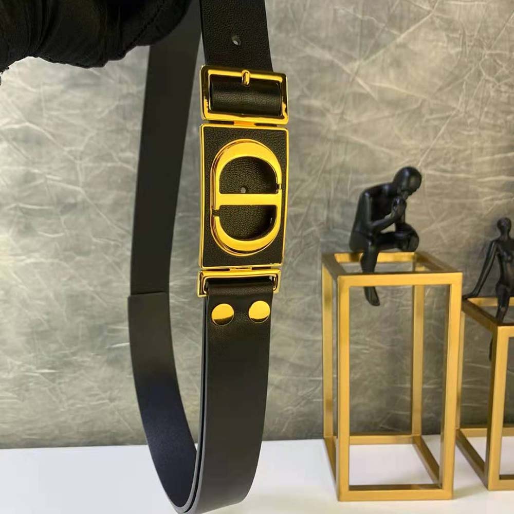 Side angle highlighting belt width and polished metal hardware