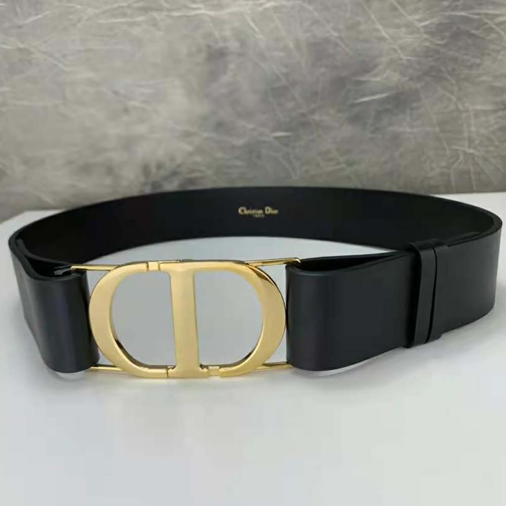 Side view of Dior Women 30 Montaigne Belt smooth calfskin texture