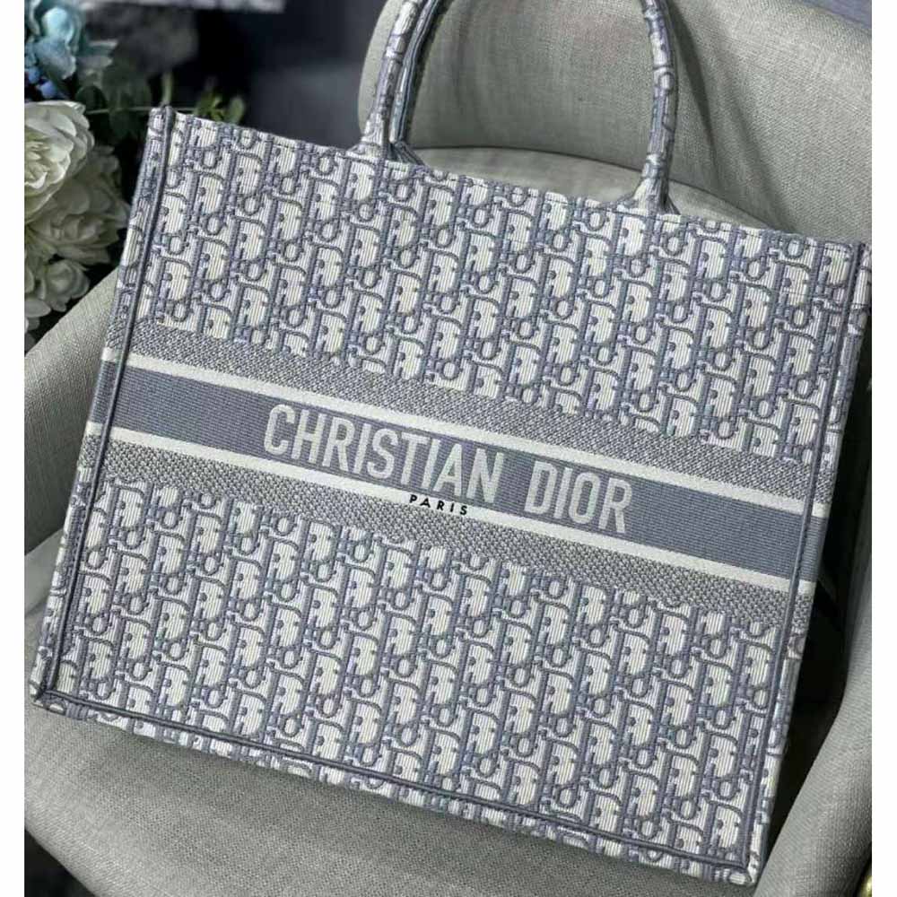 Close-up of silver-tone hardware on Dior Women Dior Bbook Tote-Silver