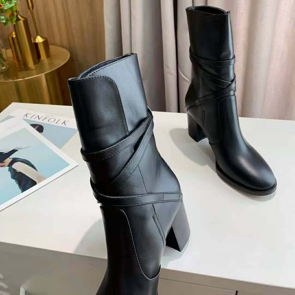 Close-up on zipper and embossed detail of Dior Women Dior Empreinte Heeled Ankle Boot