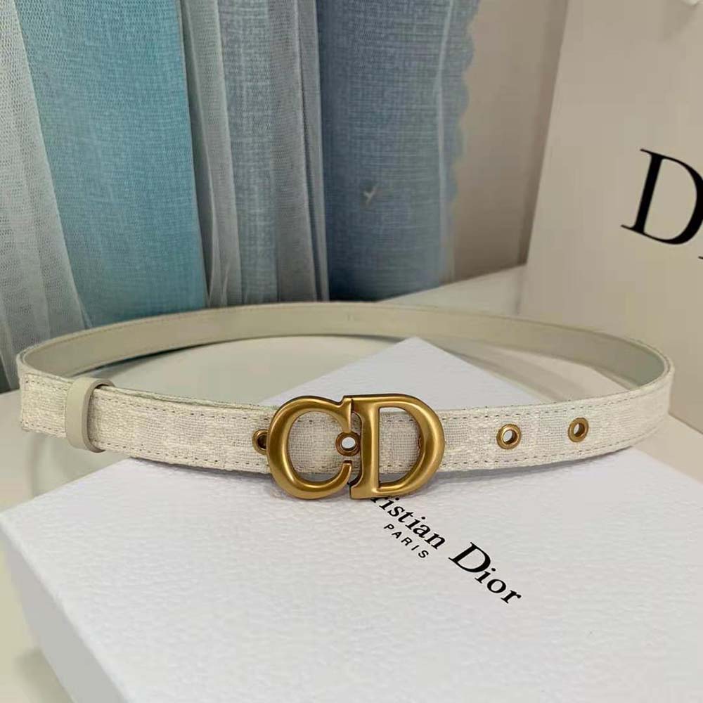 Close-up detail of Dior Oblique jacquard fabric and ‘CD’ buckle on belt