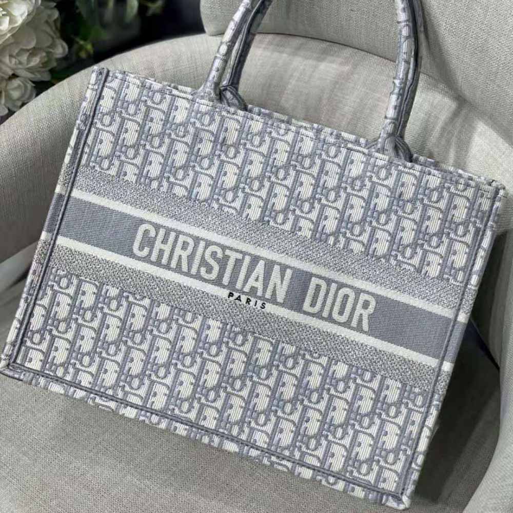 Close-up of silver-tone hardware on Dior Women Small Dior Bbook Tote-Silver