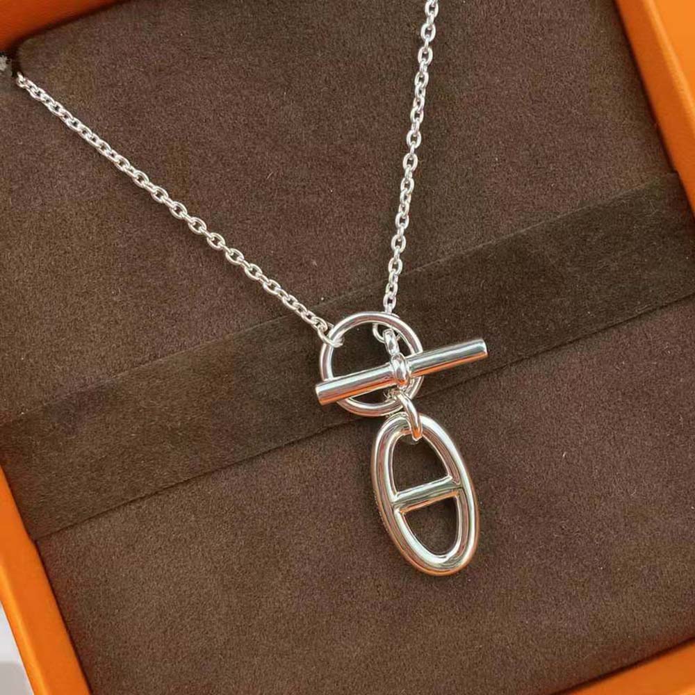 Side angle of Hermes Women Chaine D’Ancre Pendant polished finish
